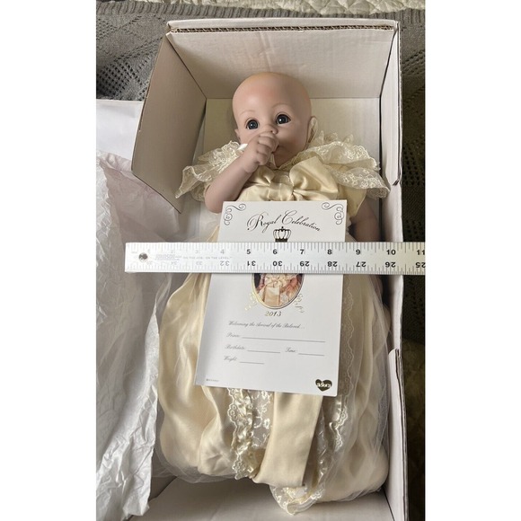 COMMEMORATIVE ADDITION VINYL ROYAL DOLL 2013 Item RD01 - Picture 6 of 16